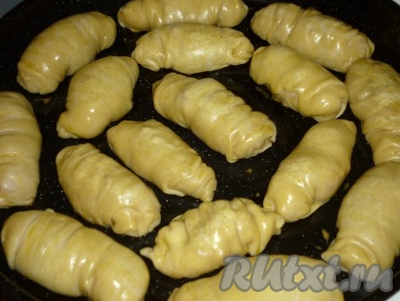 Убавить температуру в духовке до 160–170 градусов и достать противень.
