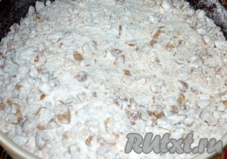 Измельченные орехи смешать с сахарной пудрой. Начинка готова.
