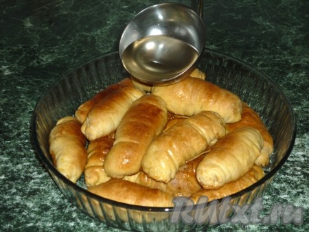 Обильно смазать турецкую пахлаву растопленным сливочным маслом, вернуть противень в духовку и выпекать примерно 50–60 минут. Горячую пахлаву сложить в форму и&nbsp; залить холодным сахарным сиропом.
