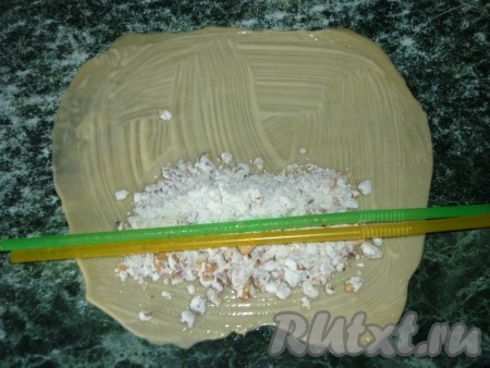 Положить 2 столовые ложки начинки.
