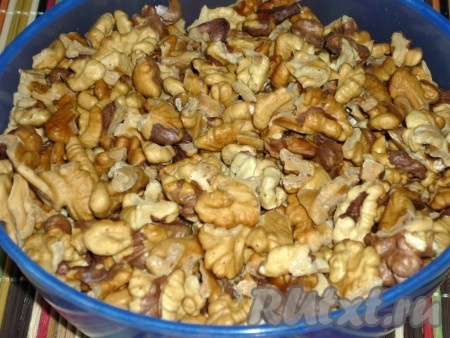 Орехи слегка обжарить на сухой сковороде.
