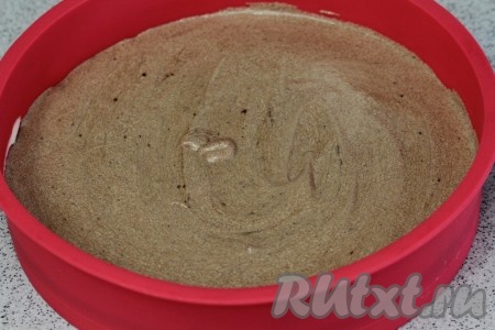 Выложим шоколадное тесто ровным слоем поверх белого.
