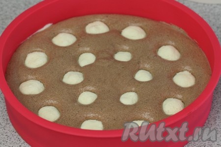 Настала очередь доставать наши шарики. Аккуратно положим их сверху и чуть придавим пальцем вниз.
