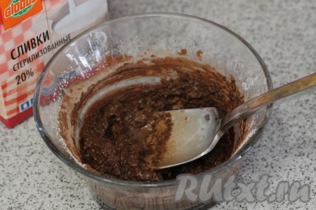 Смешаем какао с 3 столовыми ложками сливок и добавим ко второй половине теста.
