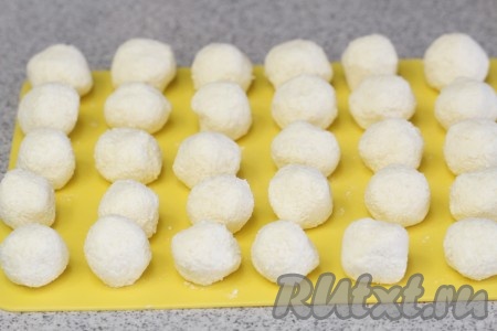 Налепим шарики размером немного меньше грецкого орешка и поместим их в морозилку на 20-30 минут или более. Получается около 20 штук (у меня просто чуть больше творога).
