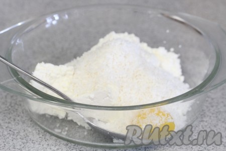 В первую очередь, мы приготовим шарики. Для этого просто смешаем творог, желток, сахар и кокосовую стружку.
