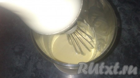 Яйца нужно разделить на белки и желтки. Желтки растираем с сахаром и ванильным сахаром,