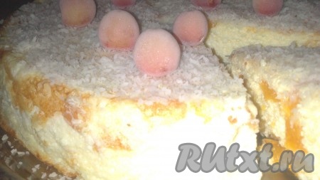 Вкусная, легкая творожная запеканка с фруктами готова. Осталось её полностью остудить и можно подавать на стол. 