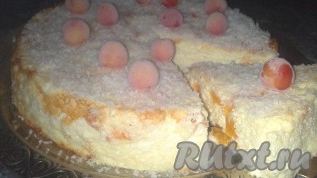Вкусная, легкая творожная запеканка с фруктами готова. Осталось её полностью остудить и можно подавать на стол. 