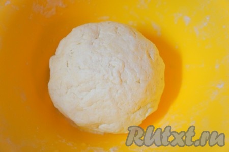 Замесить творожное тесто. Тесто должно получиться очень эластичным, однородным и не липнуть к рукам. Муки может потребоваться чуть больше или чуть меньше, всё зависит от творога, который вы используете для приготовления печенья.
