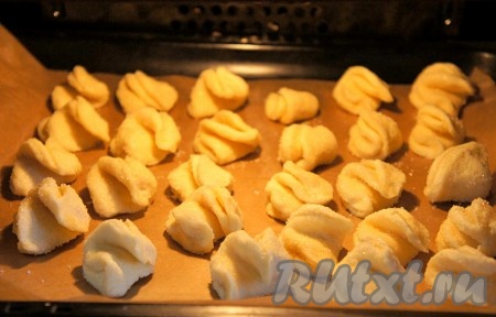 Выпекать печенье в разогретой до 200 градусов духовке 15-20 минут.