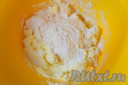 Небольшими порциями добавить муку.
