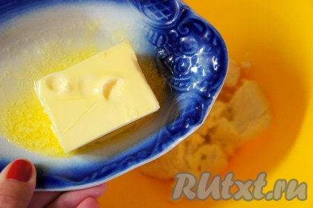 Творог размять вилкой, добавить к творогу размягчённое сливочное масло.