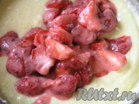 Добавить ягоды в творожно-сметанную заливку, перемешать.