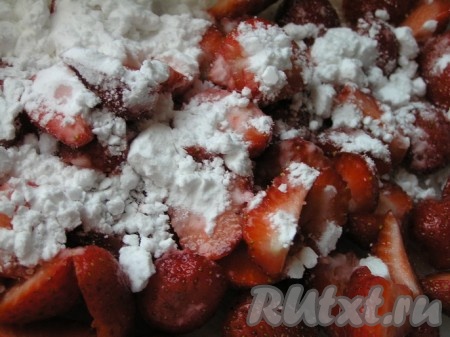 Ягоды клубники нарезать на несколько частей, засыпать крахмалом, перемешать. Вместо клубники можно взять другие ягоды, к примеру, вишню, черешню, смородину и т.д. Если ягоды с кислинкой, то можно увеличить количество сахара в начинке. Если у вас замороженные ягоды, то их следует заранее разморозить и удалить воду.