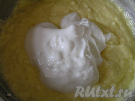 Добавить сметану, перемешать творожно-сметанную заливку.