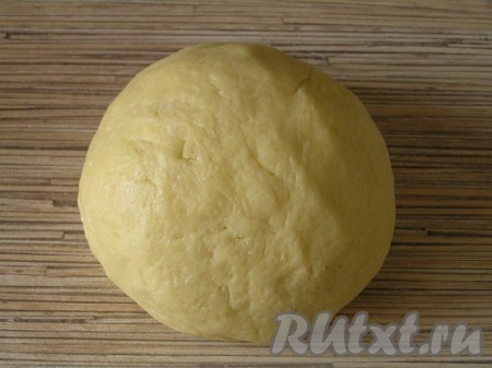Замесить пластичное тесто, практически не липнущее к рукам.