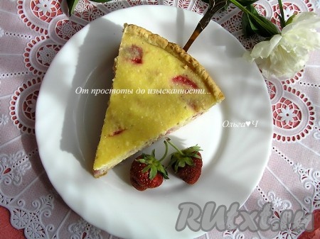 Подавать пирог с творожно-сметанной заливкой и ягодами лучше охлаждённым.