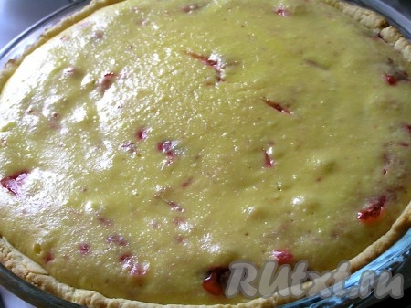 Снова поставить пирог в духовку на 30-35 минут, запекать при температуре 180 градусов.