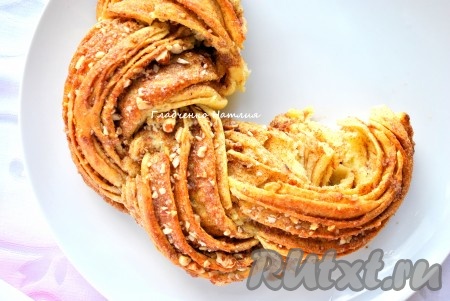 Форму для выпечки или противень застелить пергаментной бумагой, положить плетенку и отправить в разогретую до 200 градусов духовку до готовности (примерно на минут 25-30, в последние 10 минут уменьшить до 180 градусов).
