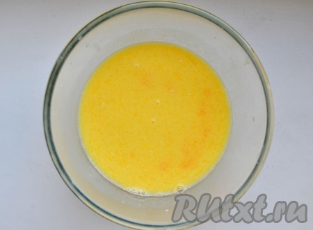 Добавить теплое молоко, желток, растопленное сливочное масло, перемешать.
