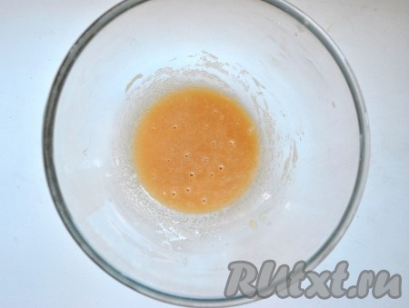 Дрожжи растереть с сахаром (должна получиться жидкая масса). 
