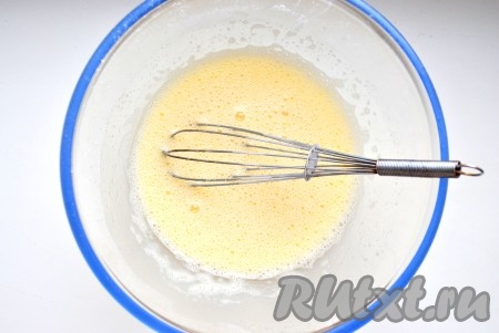 Шоколад порубить ножом и растопить со сливочным маслом на водяной бане или в микроволновой печи.&nbsp;Яйца смешать с сахаром, ванильным экстрактом и взбить миксером (масса должна посветлеть).
