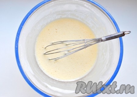 Затем добавить муку, соль, перемешать.
