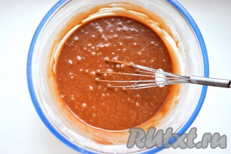 Добавить растопленный шоколад, снова перемешать
