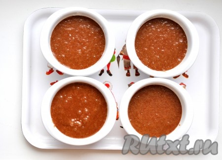 4 формочки небольшого размера смазать маслом и влить получившееся тесто (формочки заполнить примерно на ¾), затем отправить в разогретую до 180 градусов духовку. Далее все зависит от Ваших предпочтений и духовки. В моей духовке фондан выпекался около 15 минут, поскольку мне хотелось именно жидкую серединку. Готовые шоколадные фонданы сразу же вынуть из формочек и подавать немедленно с мороженым или взбитыми сливками!
