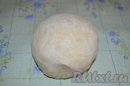 Смешиваем все ингредиенты для теста и замешиваем, подливая вина так, чтобы тесто получилось, как на пельмени или вареники.