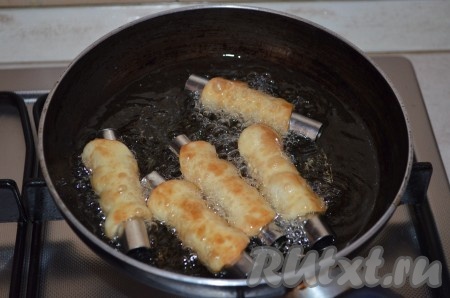 Обжариваем канноли в хорошо разогретом подсолнечном масле.