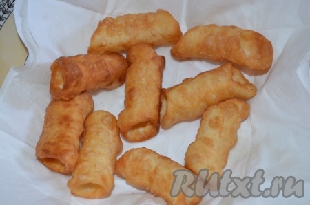 Выкладываем на бумажное полотенце, чтобы впитать лишний жир.
