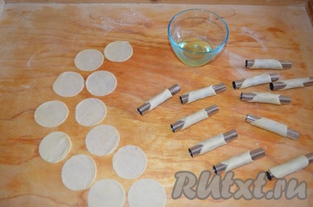 Закручиваем тесто на трубочки и склеиваем концы яичным белком, чтобы при жарке они не разошлось.
