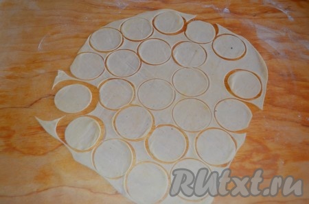 Накрываем пищевой пленкой и кладём в холодильник на 30 минут. После того, как тесто "отдохнуло", тонко его раскатываем и вырезаем кружочки.
