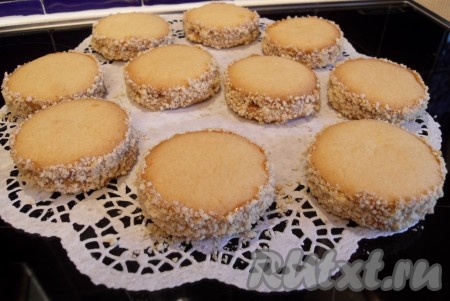 Проделывать это, пока не закончатся половинки. Выложить собранное печенье "Альфахорес" на тарелку и посыпать сахарной пудрой. Печенье готово.
