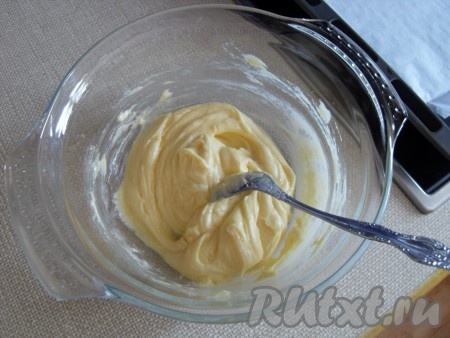 Добавить желтки, ванилин, коньяк, хорошо перемешать.