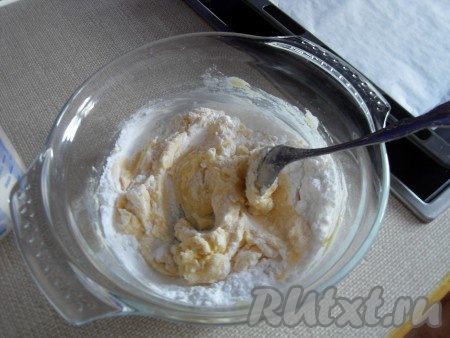 Затем добавить крахмал, разрыхлитель и муку.