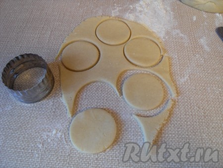 От теста отрезать кусочек, раскатать толщиной примерно 4 мм, вырезать кружочки стаканом/формочкой. Следует заметить, что тесто раскатывается сложно и крошится, поэтому нужно быть аккуратнее.