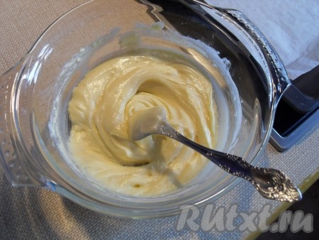 Затем добавить крахмал, разрыхлитель и муку.