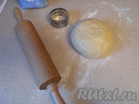 Замесить тесто, которое легко будет отлипать от рук.