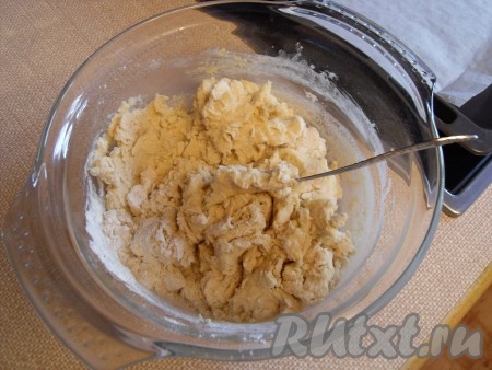Затем добавить крахмал, разрыхлитель и муку.