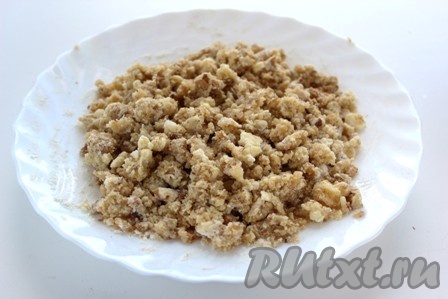 Добавляем достаточно мелко порубленные орехи, корицу и мускатный орех к штрейзелю и хорошо перемешиваем получившуюся крошку.
