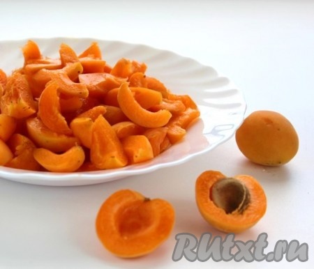 Произвольно нарезать абрикосы, удаляя косточки.
