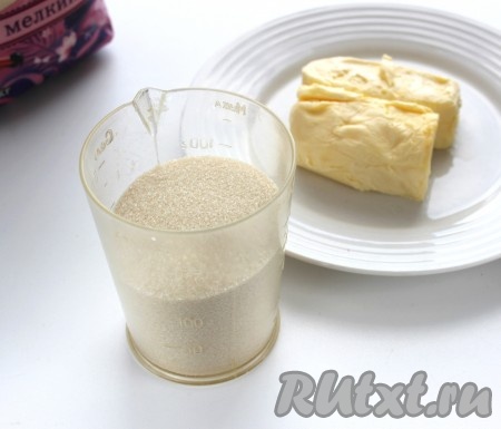 Взбить миксером размягчённое сливочное масло с сахаром (я использовала коричневый сахар, он придаст приятный карамельный оттенок пирогу).
