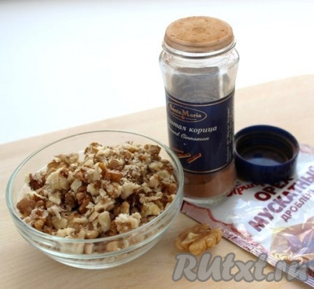 Добавив к штрейзелю порубленные грецкие орехи, мускат и корицу, получим ароматнейшую корочку на летнем пироге с абрикосами.
