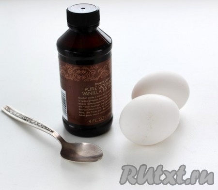 В отдельной миске смешать яйца и ванильный экстракт.
