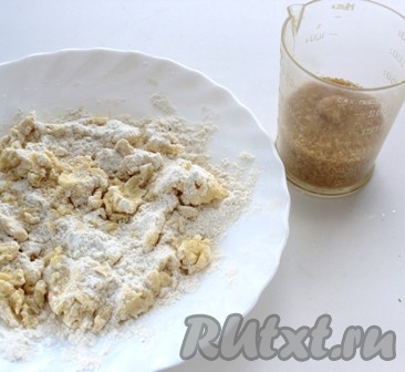 Для приготовления штрейзеля нужно холодное сливочное масло мелко нарезать, а затем перетереть пальцами с мукой и сахаром до образования крошки. На этом можно и остановиться, в принципе, штрейзель (крошка для посыпки пирога) готов, но...
