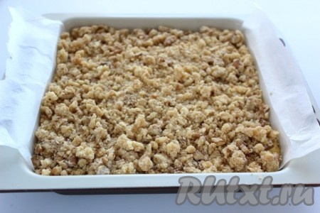 Крошку равномерно выложить поверх теста и отправить пирог со свежими абрикосами и штрейзелем в разогретую до 180-190 градусов духовку на 45-50 минут.