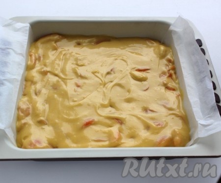 Выложить смесь в форму, смазанную сливочным маслом (или застеленную кулинарной бумагой).
